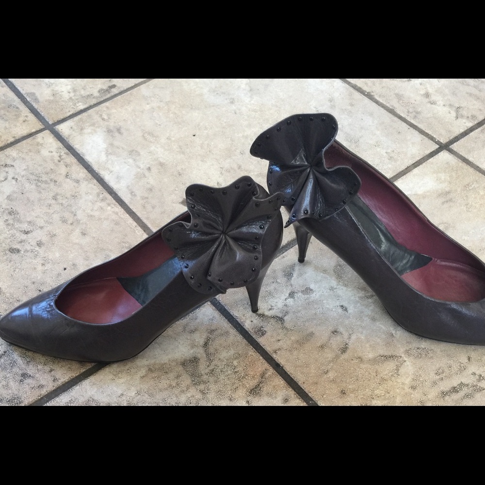 JOAN & DAVID Grey Pump with removable pretty Bow